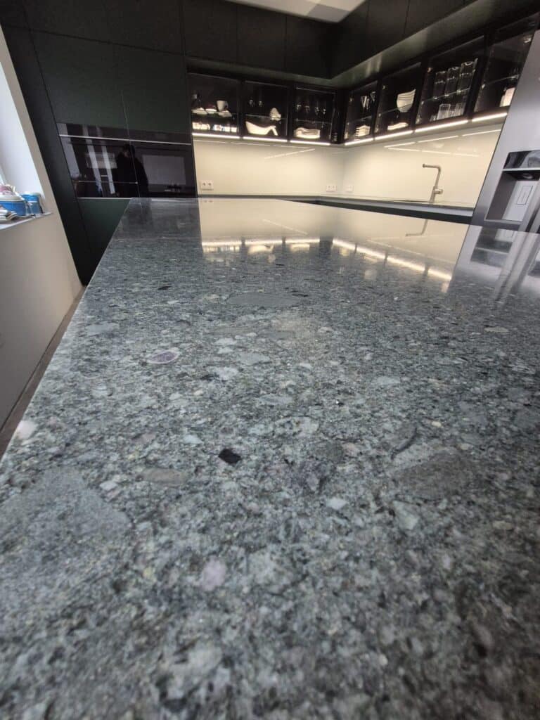 Küchen Arbeitsplatte Nordic Blanc Poliert von Perfect Stone