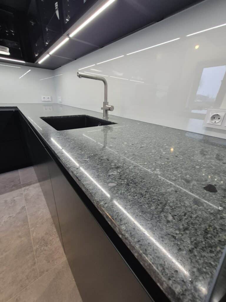 Küchen Arbeitsplatte Nordic Blanc Poliert von Perfect Stone